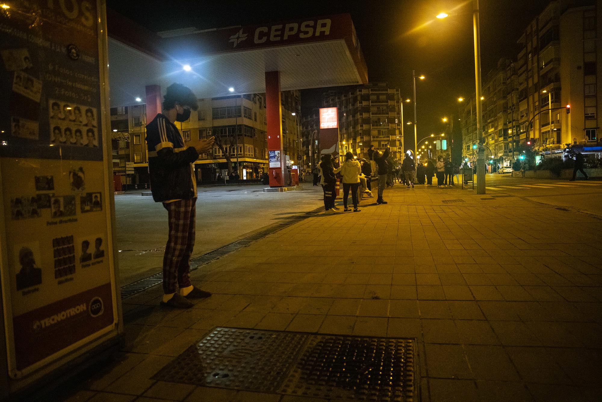 Cientos de granadinos salen a la calle a causa de los terremotos de esta noche - 8